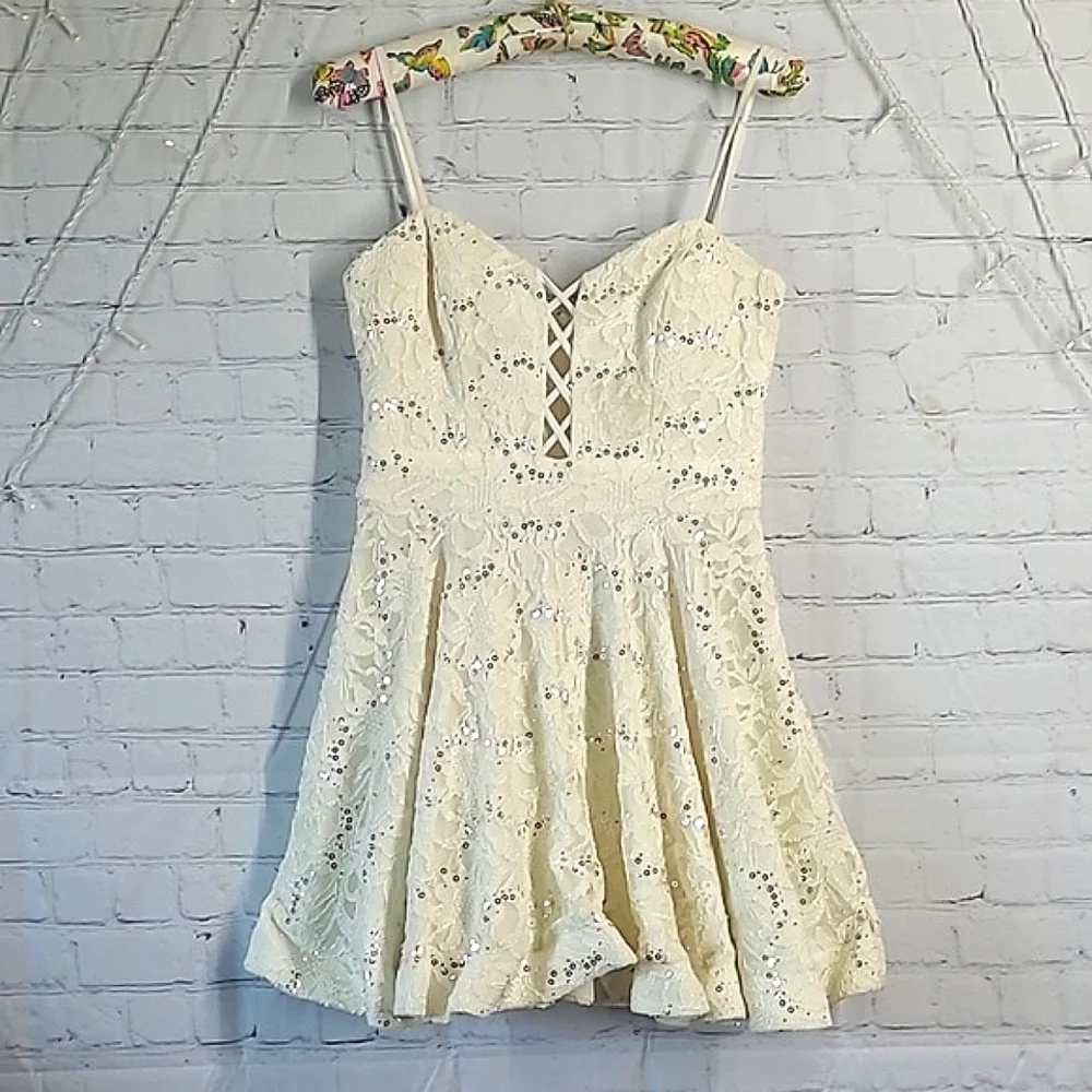 B. SMART White Floral Lace Sequin Mini Summer Dress Juniors Size 9 - Picture 2 of 16